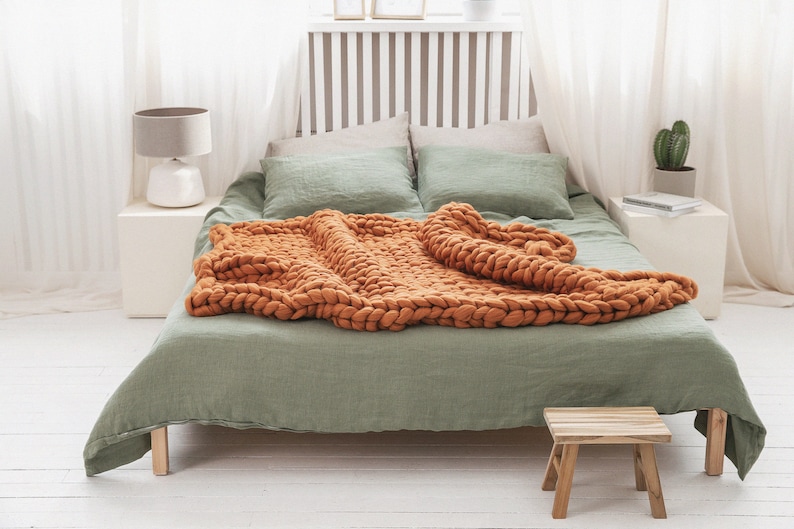 ginger Chunky knit bed throw on the bed