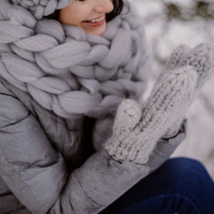 lady with grey chunky knit scarf outside in winter