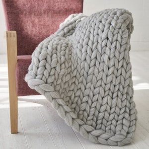 Chunky knit blanket made of super chunky merino wool yarn