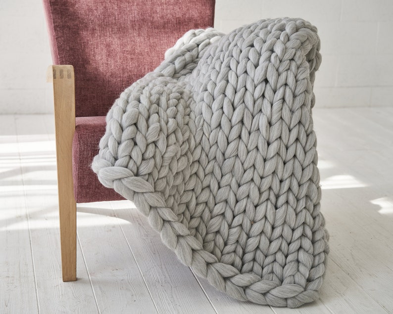 Chunky knit blanket made of super chunky merino wool yarn