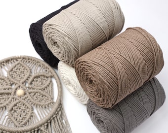 Puede incluir: Cinco carretes de cuerda de algodón natural en varios tonos de marrón, beige y gris. La cuerda está enrollada apretadamente y tiene un aspecto natural y rústico.