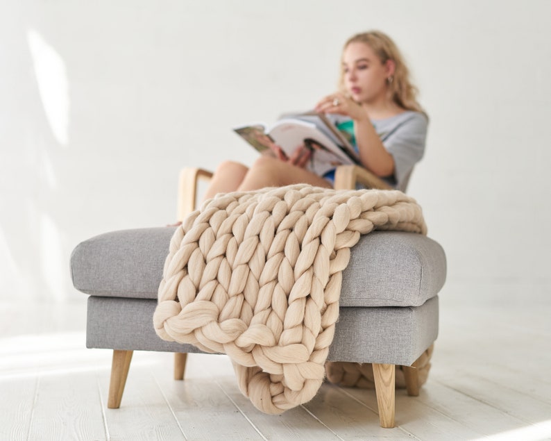 Chunky merino wool throw in beige in the interior