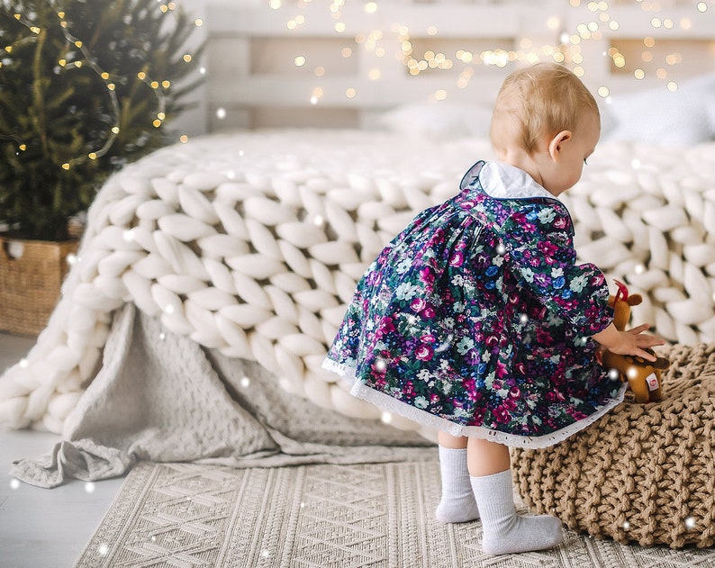 white Chunky blanket throw in bedroom with a little girl