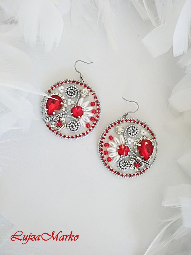 Red/&white zipper folk round earrings