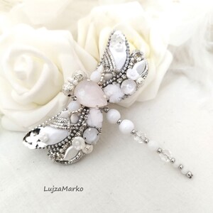 Elegante broche blanco con cremallera Libélula