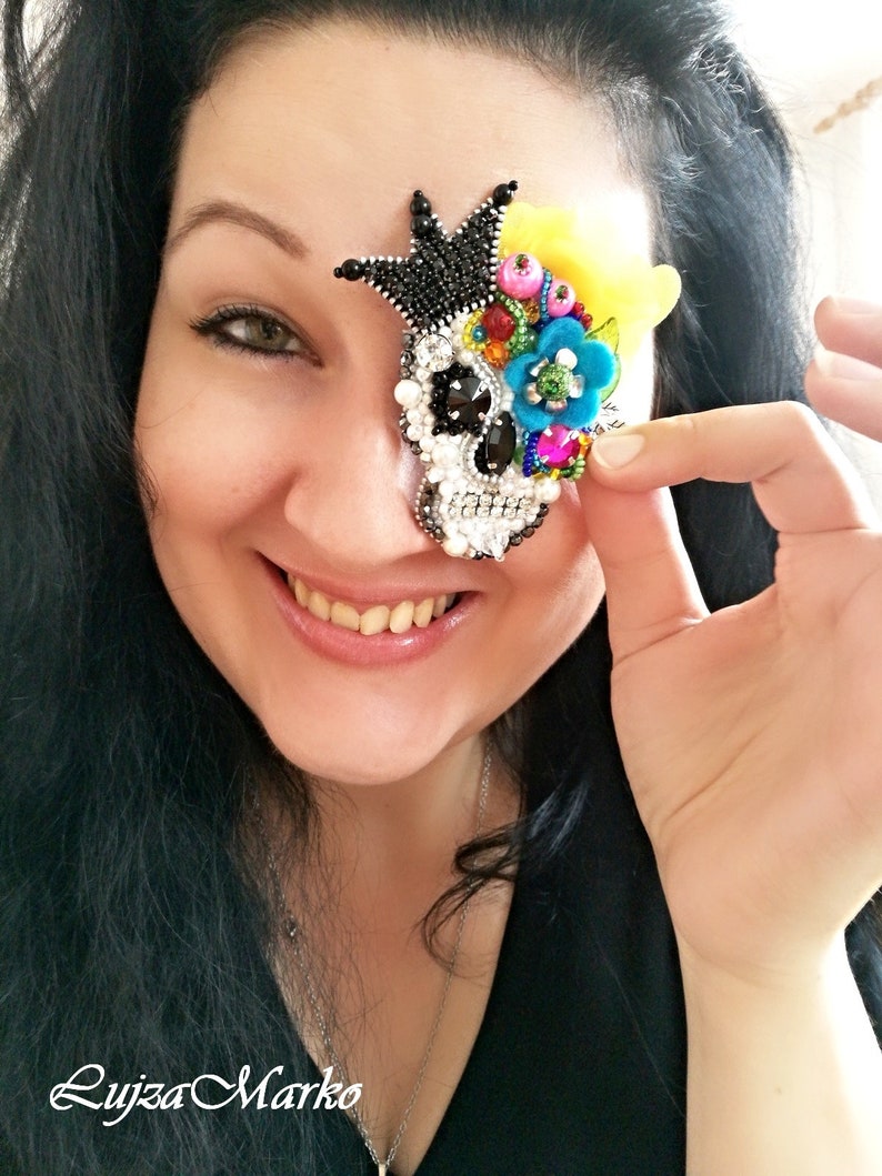 Queen....brooch mexican skull