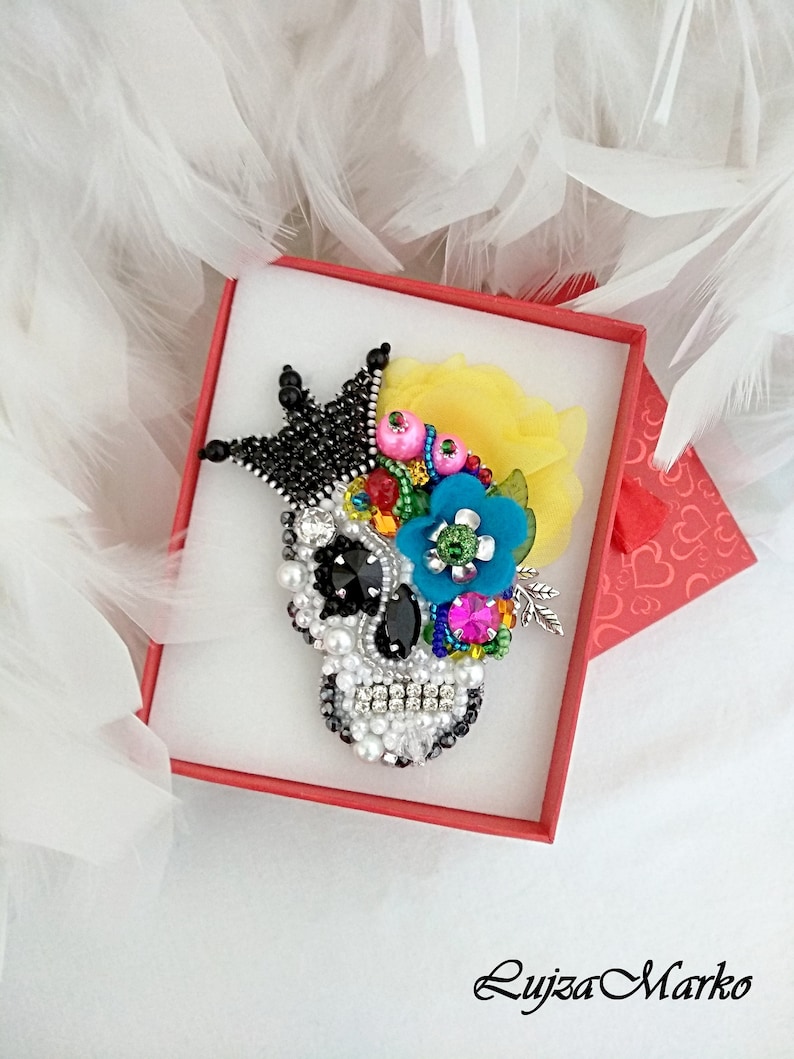 Queen....brooch mexican skull