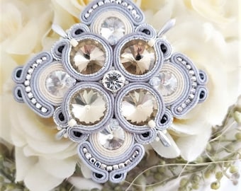 Elégante soutache beige + broche grise