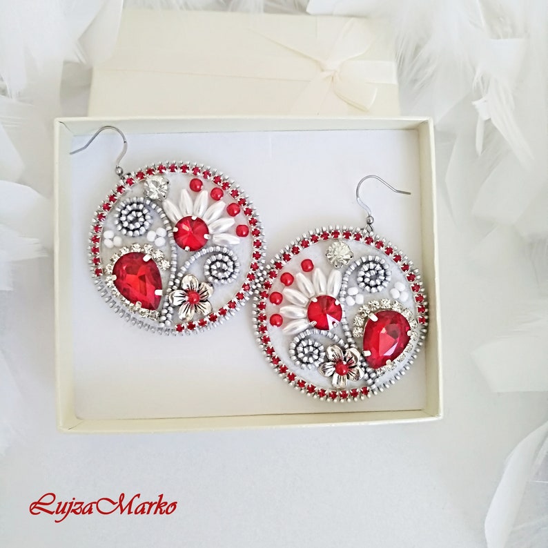 Red/&white zipper folk round earrings