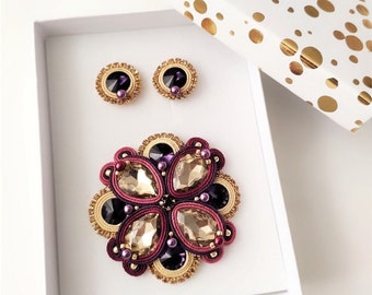 Conjunto elegante broche soutache violeta-oro-arena