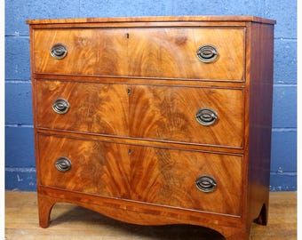 Cômoda de quarto de mogno estilo meados da era vitoriana, com 3 gavetas de altura, apoiada em pés de suporte.