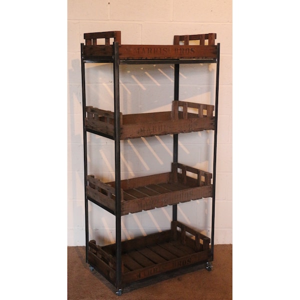 Un grande scaffale da panetteria rustico vintage, espositore per negozio, scaffale per riporre oggetti, supporto da cucina, set con vassoi per patate