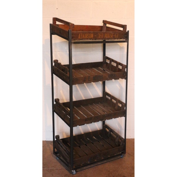 Un grande scaffale da panetteria rustico vintage, espositore per negozio, scaffale per riporre oggetti, supporto da cucina, set con vassoi per patate