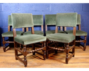 Ein Satz von 6 gedrechselten Eichen-Esszimmerstühlen mit Sitzen aus grünem Samt mit Nieten