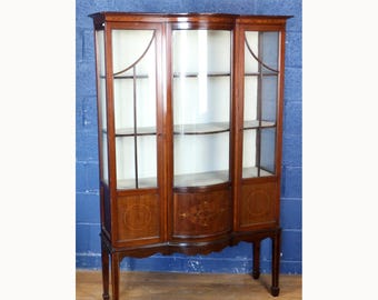 Eine viktorianische eingelegte Mahagoni-Bogenfront zweitürige Vitrine