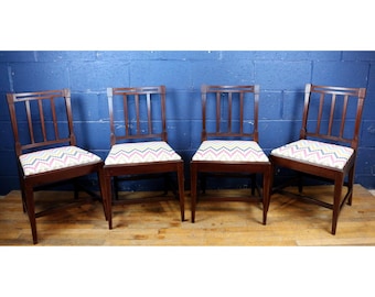 Een set van vier edwardiaans ingelegde mahoniehouten eetkamerstoelen met lattenbodem, vers opnieuw gestoffeerd