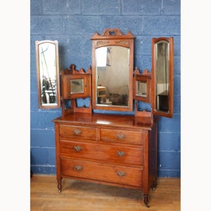 ビクトリア朝様式の彫刻が施されたウォールナット材の鏡付きドレッシングテーブル（チェスト付き）