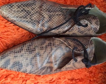 Vintage Origami 1970er Jahre Gothic Schlangenprint Schnürschuhe von winklepickers. Größe 5.