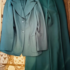 Amazing original 1960s 1970s mod green two piece trouser suit by Spinney.
