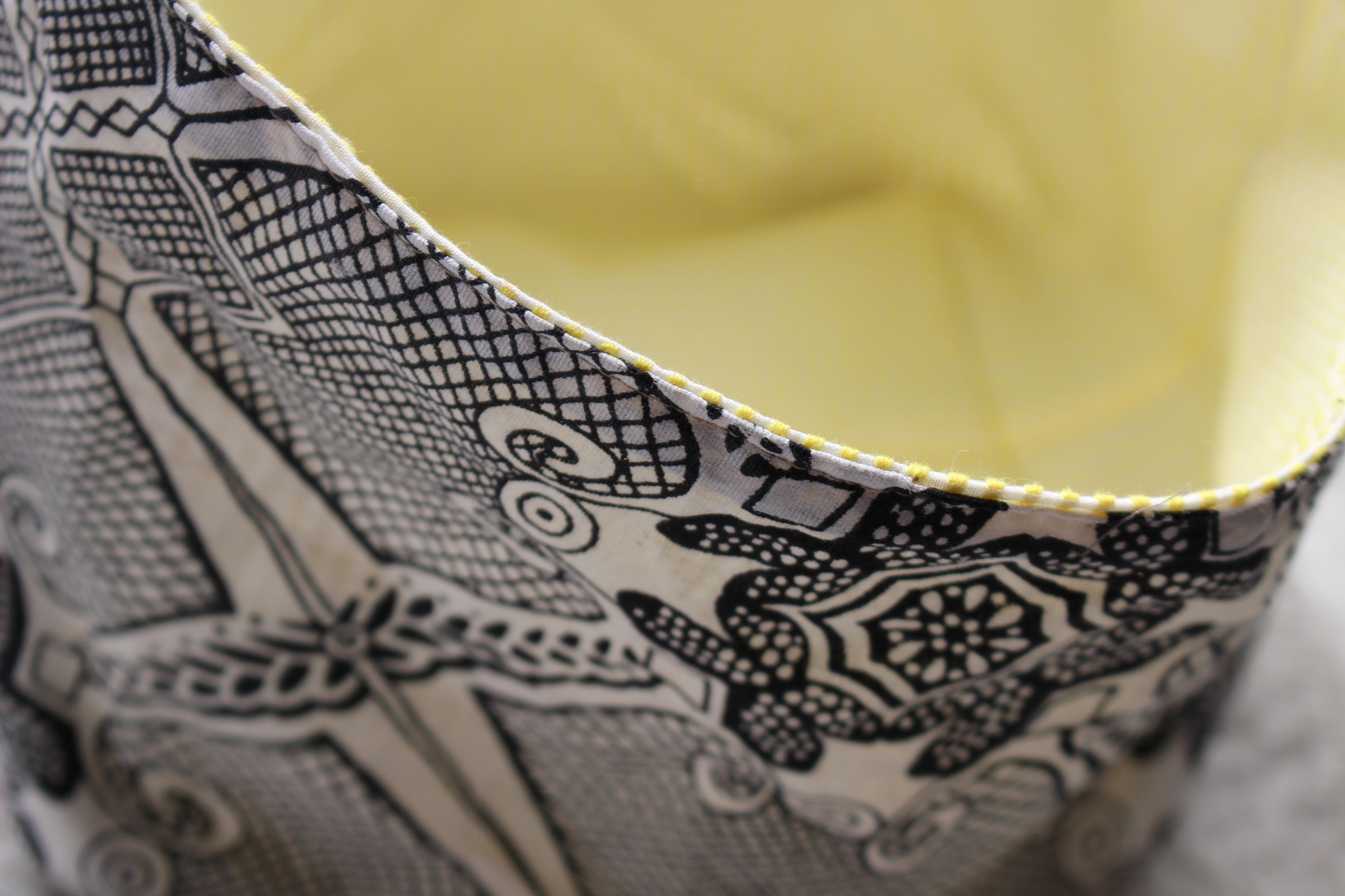 Vide-Poche, Panière, Cache Pot en Tissu Jaune et Blanc+xax Blanc Imprimé Noir, Réversible