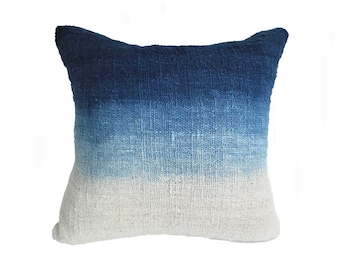 Funda de cojín tejida a mano en tonos azul degradado, cojín decorativo en tonos índigo y marfil, almohada con efecto desgastado.