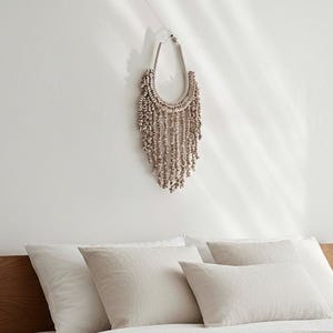 Handgemaakte wanddecoratie kaurischelp – boho decor kust