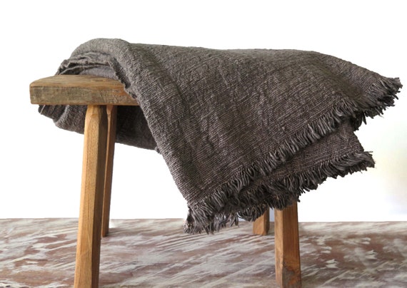 グレーのフリンジ付きブランケット 濃いグレーのフリンジ付きスローブランケット、大きなテクスチャード