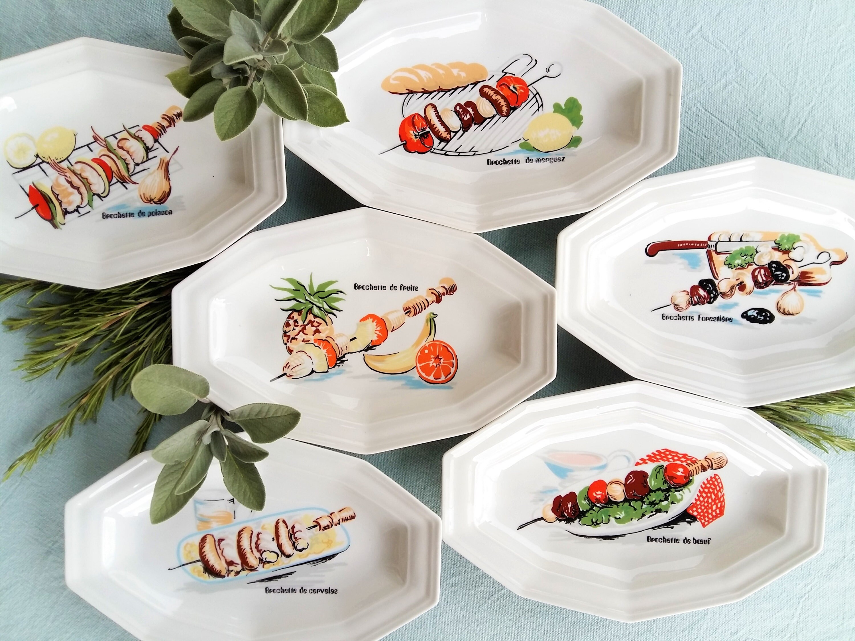 six Assiettes En Porcelaine