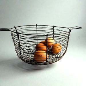 Großer Eier-Drahtkorb. Französischer Vintage Drahtkorb