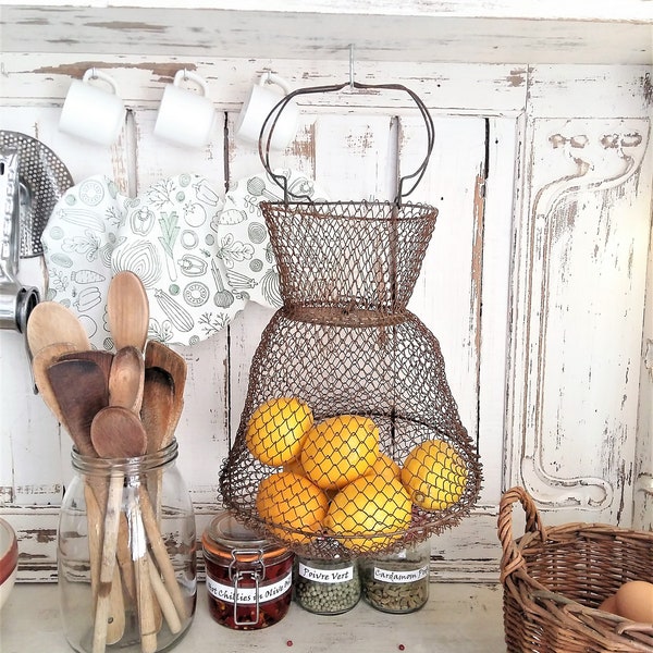 Panier de pêche en fil des années 1950. panier à poissons Français. Décor de cuisine industrielle. Panier suspendu en fil de fer, pliable, pliant. Panier de fruits/légumes.