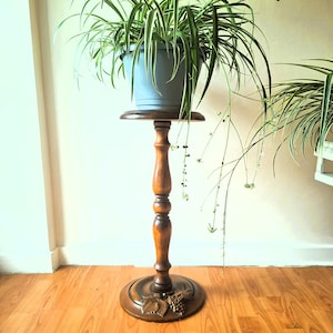 Sockel Blumenständer. Hoher Blumentopfständer aus Holz für den Eingangsbereich. Flur Blumentopf Ständer Display. Holz Topfständer. Säulentisch