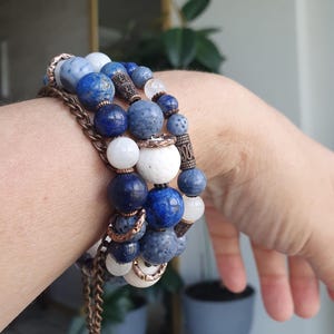 Blaues Korallen Wickelarmband, Weiße Koralle Memory Wire Armband, Lapis Lazuli Mondstein Schmuck, Boho Multi Wickelarmband Geschenk für Sie