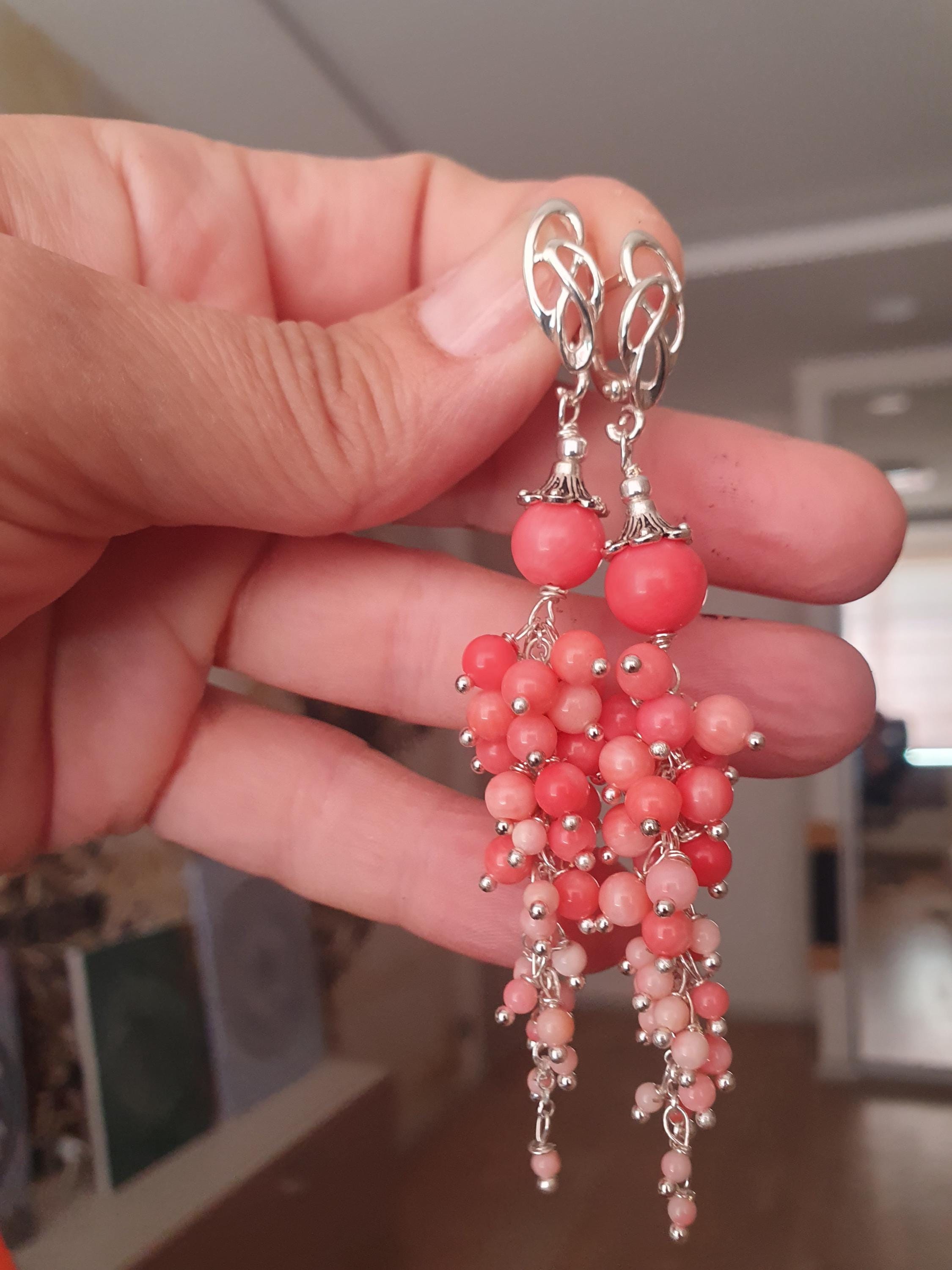 Brincos de coral pendurados em prata esterlina feitos à mão: joias elegantes com pedras preciosas