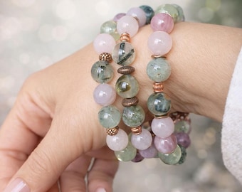 Pulsera de tres hilos de cuarzo rosa y prehnita – Pulsera de piedras preciosas de múltiples hilos con componentes de cobre.