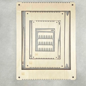 Puede incluir: Un juego de telar de madera con múltiples marcos y herramientas. El juego incluye un marco rectangular grande, marcos cuadrados más pequeños y herramientas de tejido. La madera tiene un color claro natural y está diseñada para arte textil.