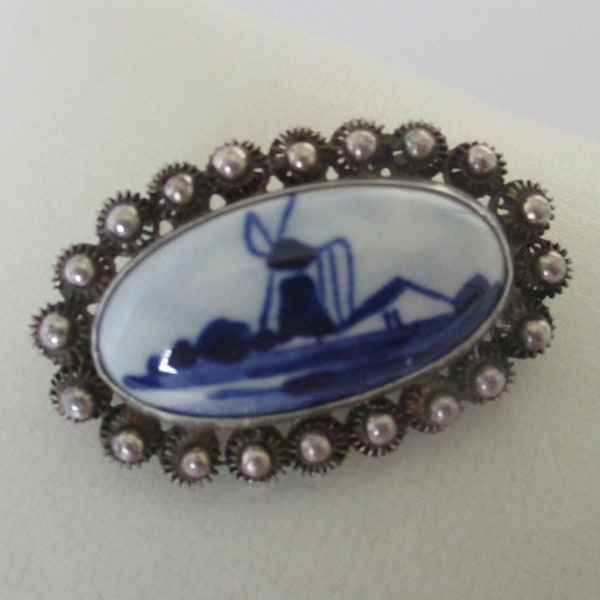 Une broche européenne en céramique hollandaise hollandaise de Delft encadrée d'argent d'un moulin à vent d'env. 33 x 20 mm 5,83 grammes