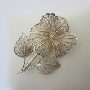 A mid 20th century sterling silver filigree flower floral brooch pin 9.11 grams