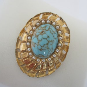 A 1950&#39;s vintage faux turquoise and pearl gold tone brooch pin approx. 42 x 33 mm