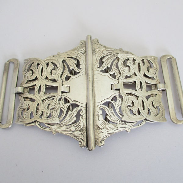 An antique early 20th century EPNS expanding nurses buckle approx. 10.50 x 7 cm