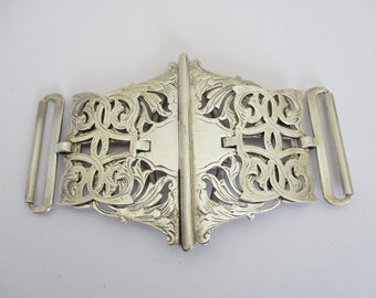 An antique early 20th century EPNS expanding nurses buckle approx. 10.50 x 7 cm