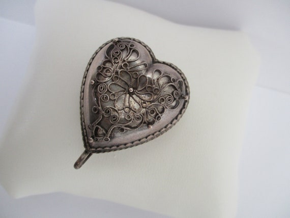 A Victorian antique heart shaped sterling silver … - image 8