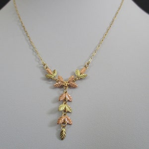 A 9 carat 9ct gold tri colour floral leaf chain dangle drop necklace hallmarked 375 approx. 45 cm or 17.75 inches 2.58 grams