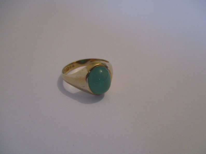 A vintage 9 ct 9 carat 9k gold hallmarked 375 for 1962 translucent green stone ring