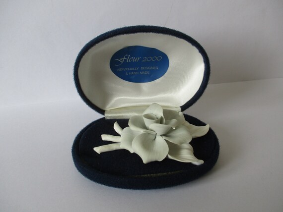 Broche Vintage Fleur En Relief – Finement Travaillée Avec Cristal – Couleur Or – Occasion