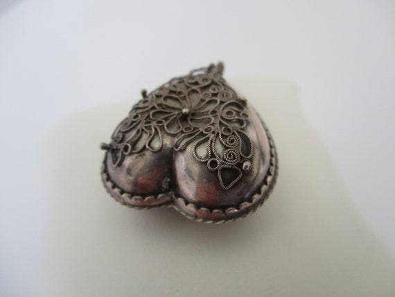 A Victorian antique heart shaped sterling silver … - image 4