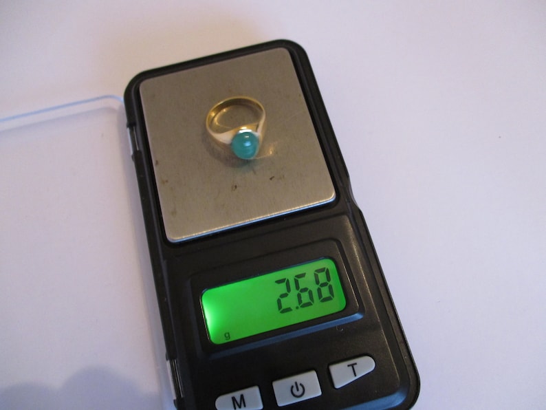 A vintage 9 ct 9 carat 9k gold hallmarked 375 for 1962 translucent green stone ring