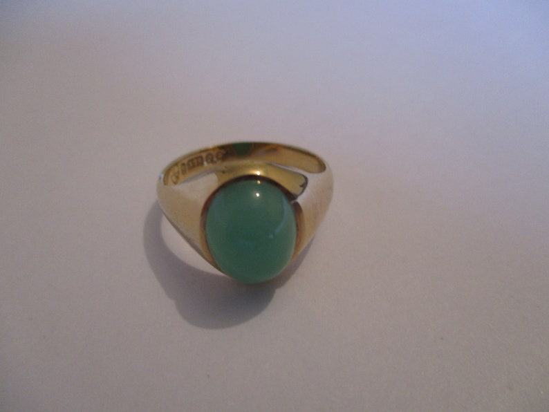 A vintage 9 ct 9 carat 9k gold hallmarked 375 for 1962 translucent green stone ring