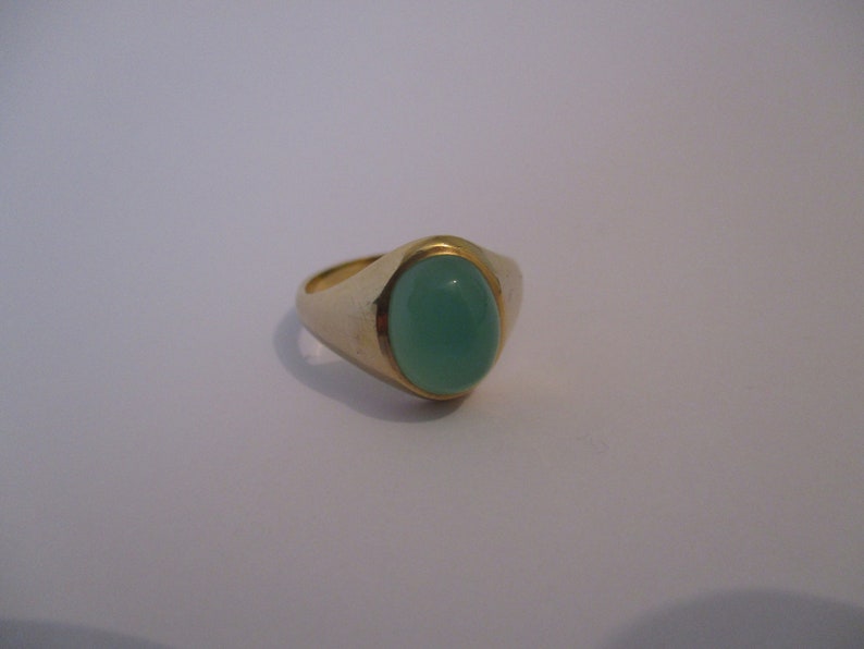 A vintage 9 ct 9 carat 9k gold hallmarked 375 for 1962 translucent green stone ring