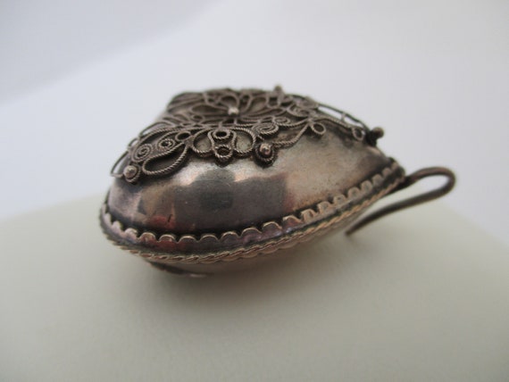 A Victorian antique heart shaped sterling silver … - image 3