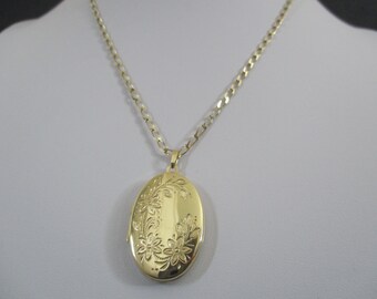 A 9 carat 9ct yellow gold hallmarked 375 modern picture locket pendant charm on 9 carat yellow gold chain necklace 7.71 grams